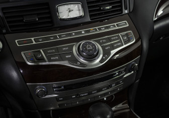 Подержанный автомобиль Infiniti Q70 2015 года (13 фото)