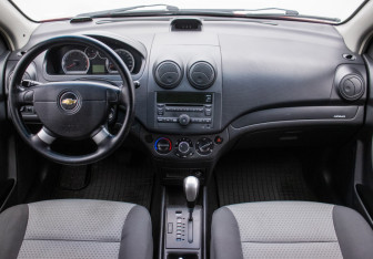Подержанный автомобиль Chevrolet Aveo Sedan 2010 года (13 фото)