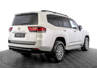 Подержанный автомобиль Toyota Land Cruiser Suv 2023 года (5 фото)