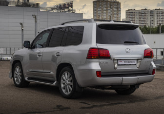 Подержанный автомобиль Lexus LX 2008 года (7 фото)