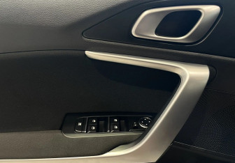 Подержанный автомобиль Kia Ceed Hatchback 2020 года (18 фото)