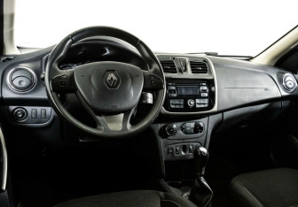 Подержанный автомобиль Renault Sandero 2017 года (7 фото)