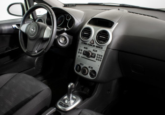 Подержанный автомобиль Opel Corsa 2011 года (10 фото)