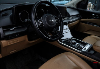 Подержанный автомобиль Kia Carnival 2020 года (15 фото)