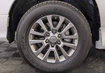 Подержанный автомобиль Toyota Land Cruiser Prado 2021 года (12 фото)