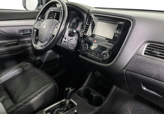 Подержанный автомобиль Mitsubishi Outlander 2014 года (9 фото)
