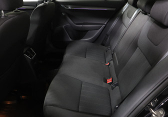 Подержанный автомобиль Skoda Octavia Liftback 2019 года (10 фото)