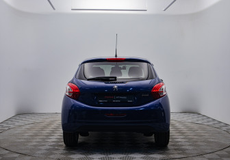 Подержанный автомобиль Peugeot 208 2014 года (6 фото)