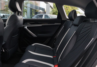 Подержанный автомобиль Geely Atlas 2024 года (8 фото)