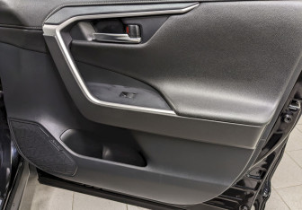 Подержанный автомобиль Toyota RAV4 2021 года (19 фото)