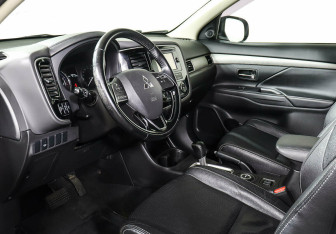 Подержанный автомобиль Mitsubishi Outlander 2015 года (9 фото)