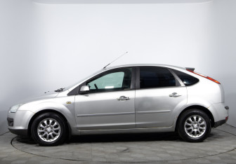 Подержанный автомобиль Ford Focus Hatchback 2007 года (8 фото)