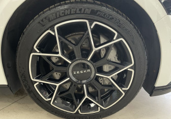 Подержанный автомобиль Zeekr 007 2024 года (9 фото)