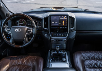 Подержанный автомобиль Toyota Land Cruiser Suv 2016 года (12 фото)