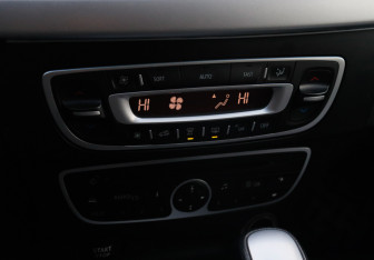 Подержанный автомобиль Renault Fluence 2011 года (18 фото)