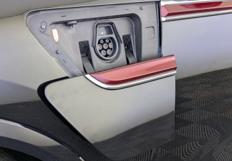 Подержанный автомобиль Hongqi E-HS9 2021 года (18 фото)