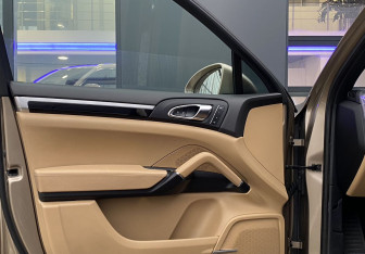 Подержанный автомобиль Porsche Cayenne 2015 года (16 фото)