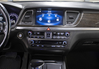 Подержанный автомобиль Genesis G80 2017 года (15 фото)