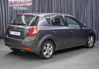 Подержанный автомобиль Kia Ceed Hatchback 2011 года (5 фото)