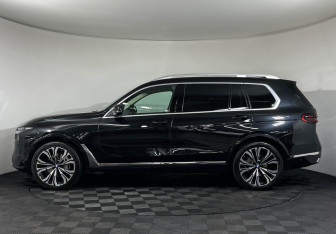 Подержанный автомобиль BMW X7 2022 года (5 фото)