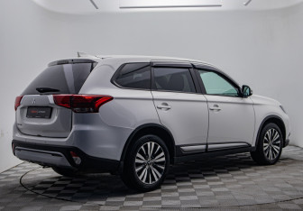 Подержанный автомобиль Mitsubishi Outlander 2021 года (5 фото)