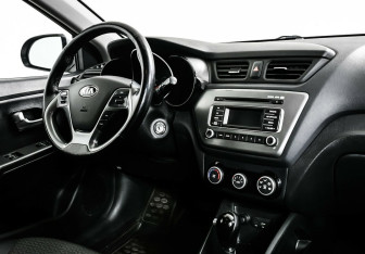 Подержанный автомобиль Kia Rio Hatchback 2017 года (8 фото)