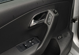 Подержанный автомобиль Volkswagen Polo Sedan 2011 года (16 фото)
