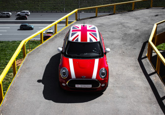 Подержанный автомобиль MINI Hatch 2018 года (13 фото)