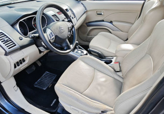 Подержанный автомобиль Citroen C-Crosser 2008 года (11 фото)