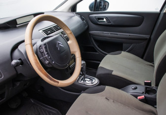 Подержанный автомобиль Citroen C4 Hatchback 2010 года (10 фото)