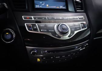 Подержанный автомобиль Infiniti QX60 2014 года (20 фото)