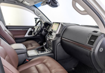 Подержанный автомобиль Toyota Land Cruiser Suv 2016 года (11 фото)