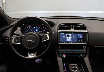 Подержанный автомобиль Jaguar F-Pace 2019 года (8 фото)