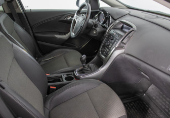 Подержанный автомобиль Opel Astra Hatchback 2011 года (9 фото)