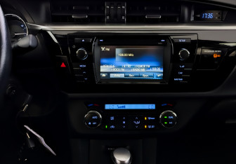 Подержанный автомобиль Toyota Corolla Sedan 2013 года (15 фото)