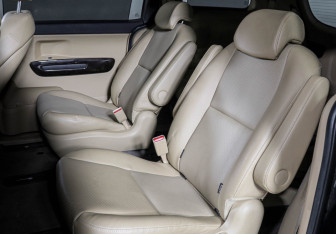 Подержанный автомобиль Kia Carnival 2020 года (10 фото)