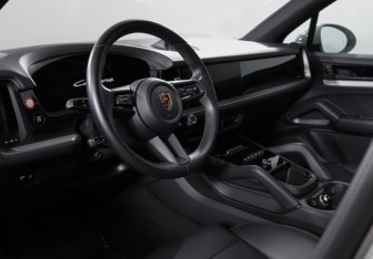 Подержанный автомобиль Porsche Cayenne 2024 года (14 фото)