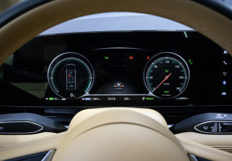 Подержанный автомобиль Voyah Dream 2023 года (13 фото)