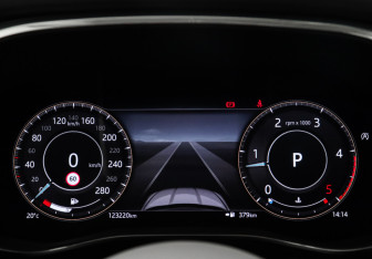 Подержанный автомобиль Jaguar F-Pace 2021 года (9 фото)