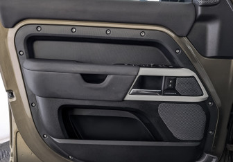 Подержанный автомобиль Land Rover Defender Suv 2020 года (19 фото)