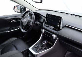 Подержанный автомобиль Toyota RAV4 2021 года (10 фото)