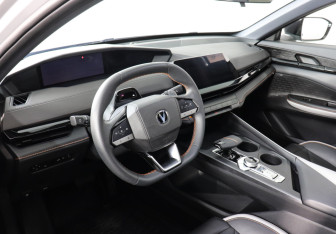 Подержанный автомобиль Changan UNI-V 2024 года (9 фото)