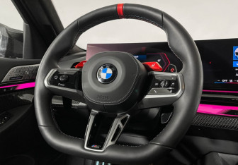 Подержанный автомобиль BMW M5 Sedan 2024 года (17 фото)
