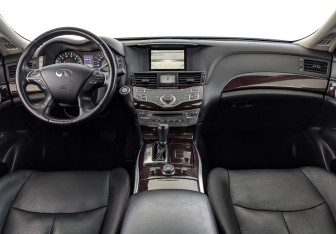 Подержанный автомобиль Infiniti Q70 2015 года (14 фото)