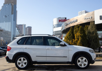 Подержанный автомобиль BMW X5 2009 года (3 фото)
