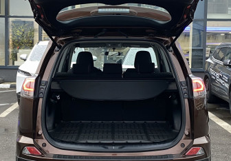 Подержанный автомобиль Toyota RAV4 2016 года (10 фото)