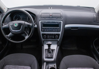 Подержанный автомобиль Skoda Octavia Liftback 2009 года (13 фото)