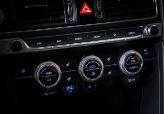 Подержанный автомобиль Genesis G70 2021 года (16 фото)