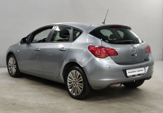Подержанный автомобиль Opel Astra Hatchback 2011 года (7 фото)