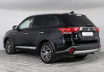 Подержанный автомобиль Mitsubishi Outlander 2018 года (7 фото)